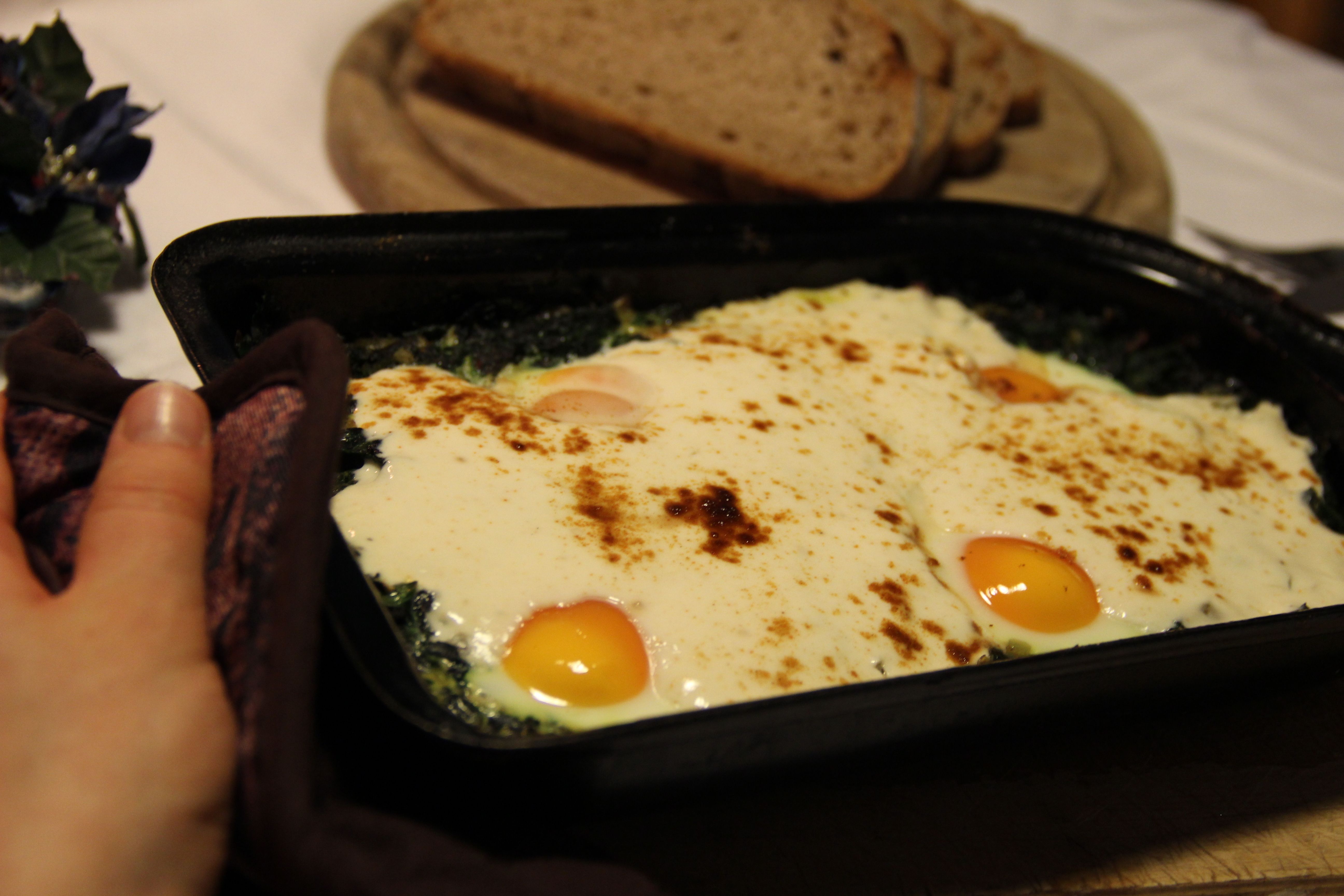 Türkei vegetarisch: Gebackene Eier mit Spinat und Joghurtcreme