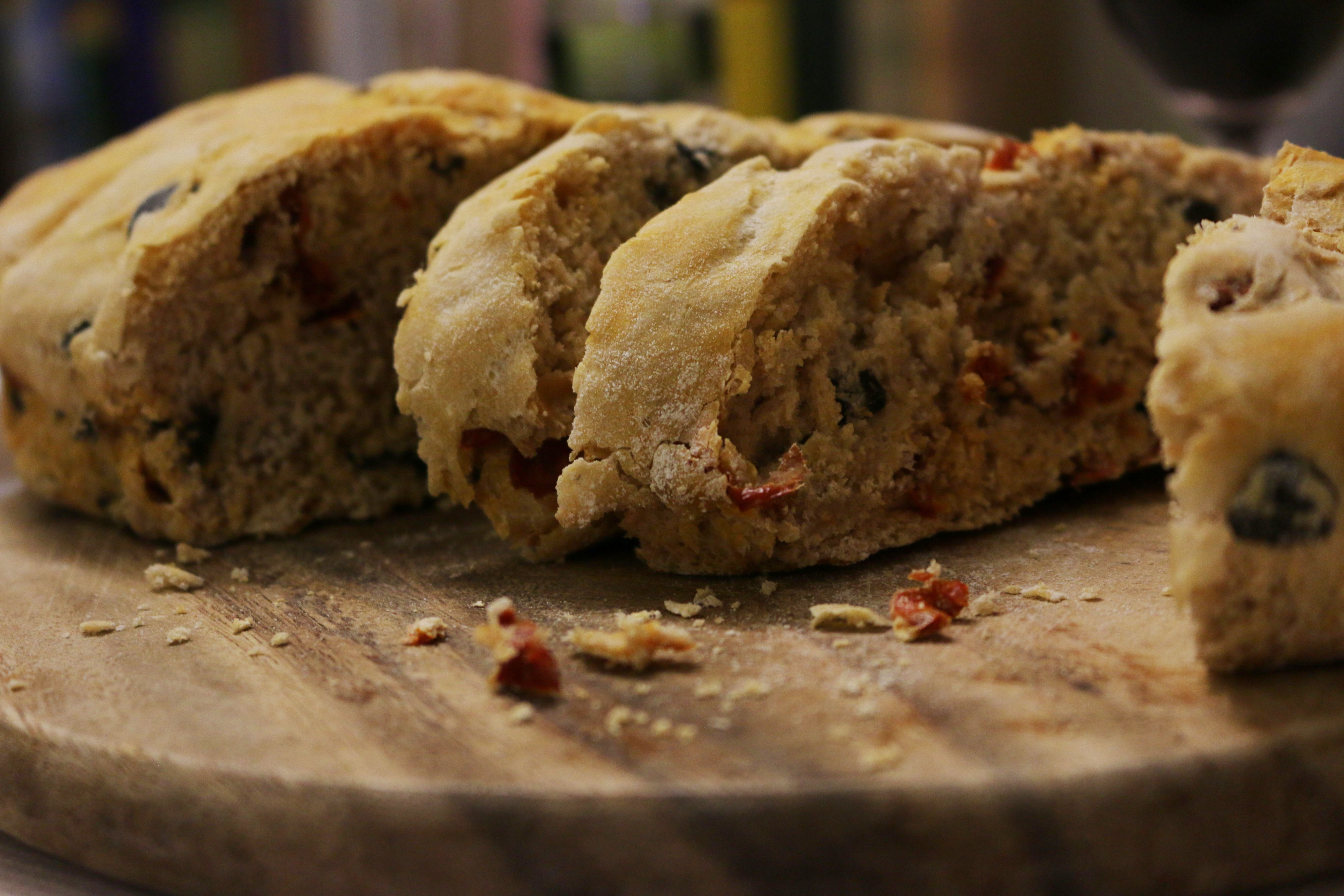 Roggen-Ciabatta mit Oliven und getrockneten Tomaten ... oder so