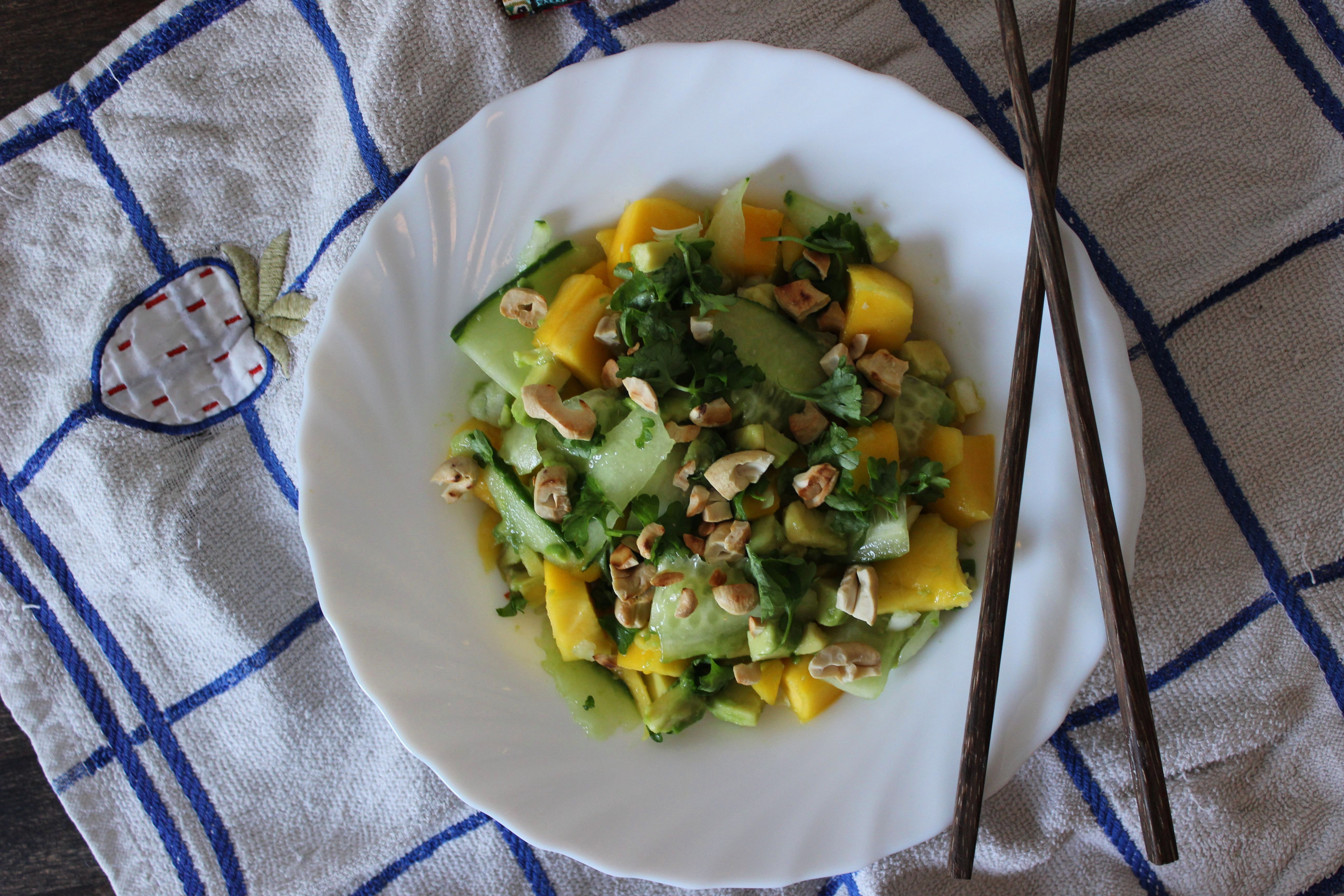 Asiatischer Mango-Avocado-Salat für den Sommer