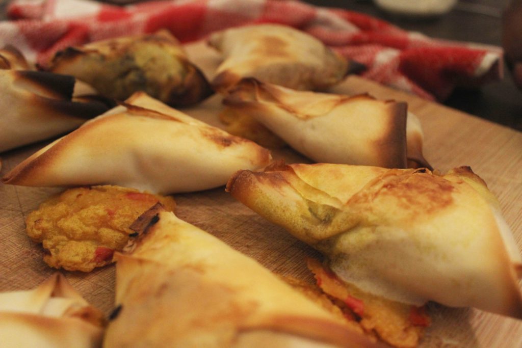 Samosas mit Bohnen-Sabzi und Masala-Kartoffelbrei