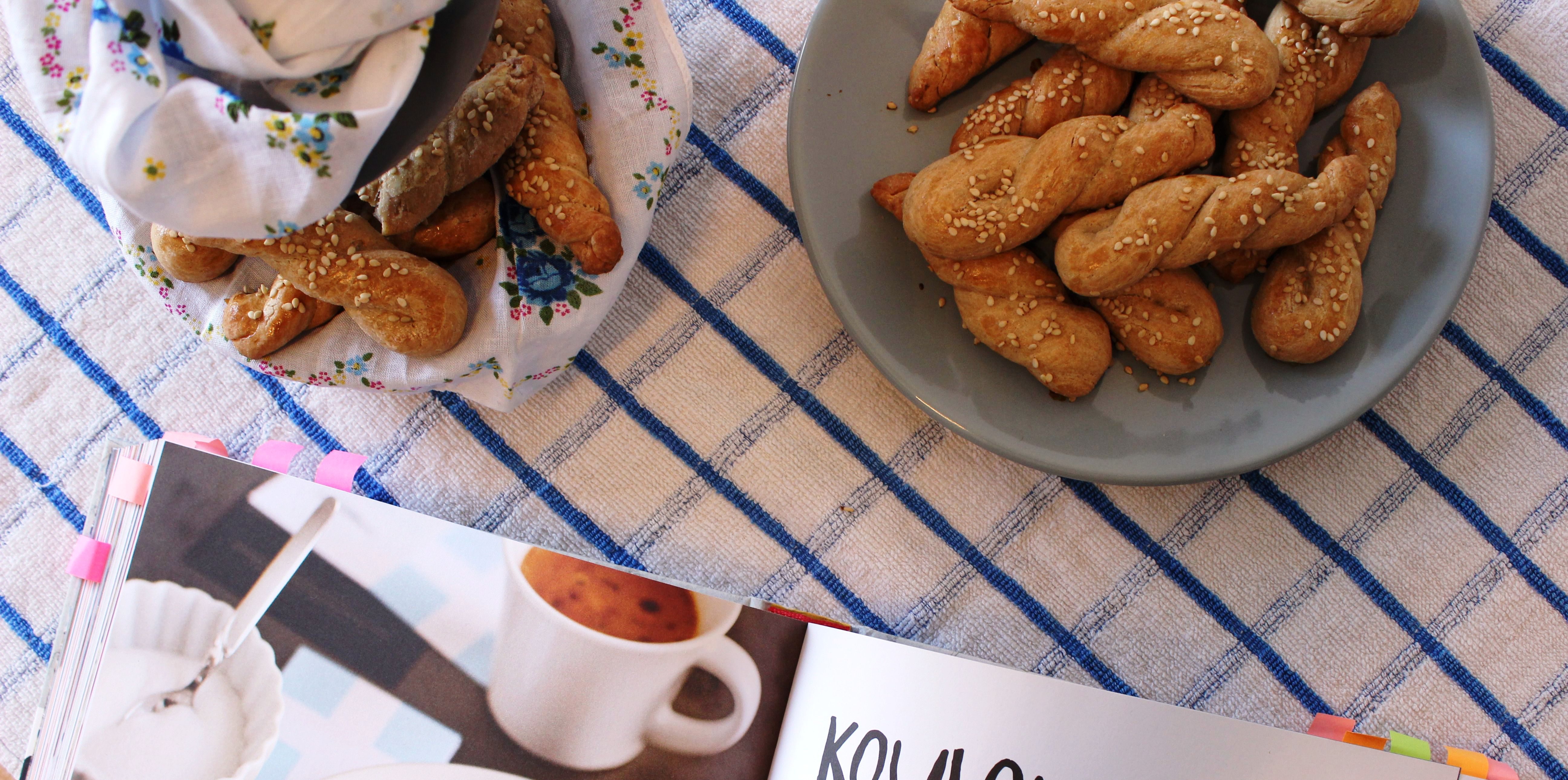 Koulourakia - Griechische Kordelkekse mit Sesam und O-Saft