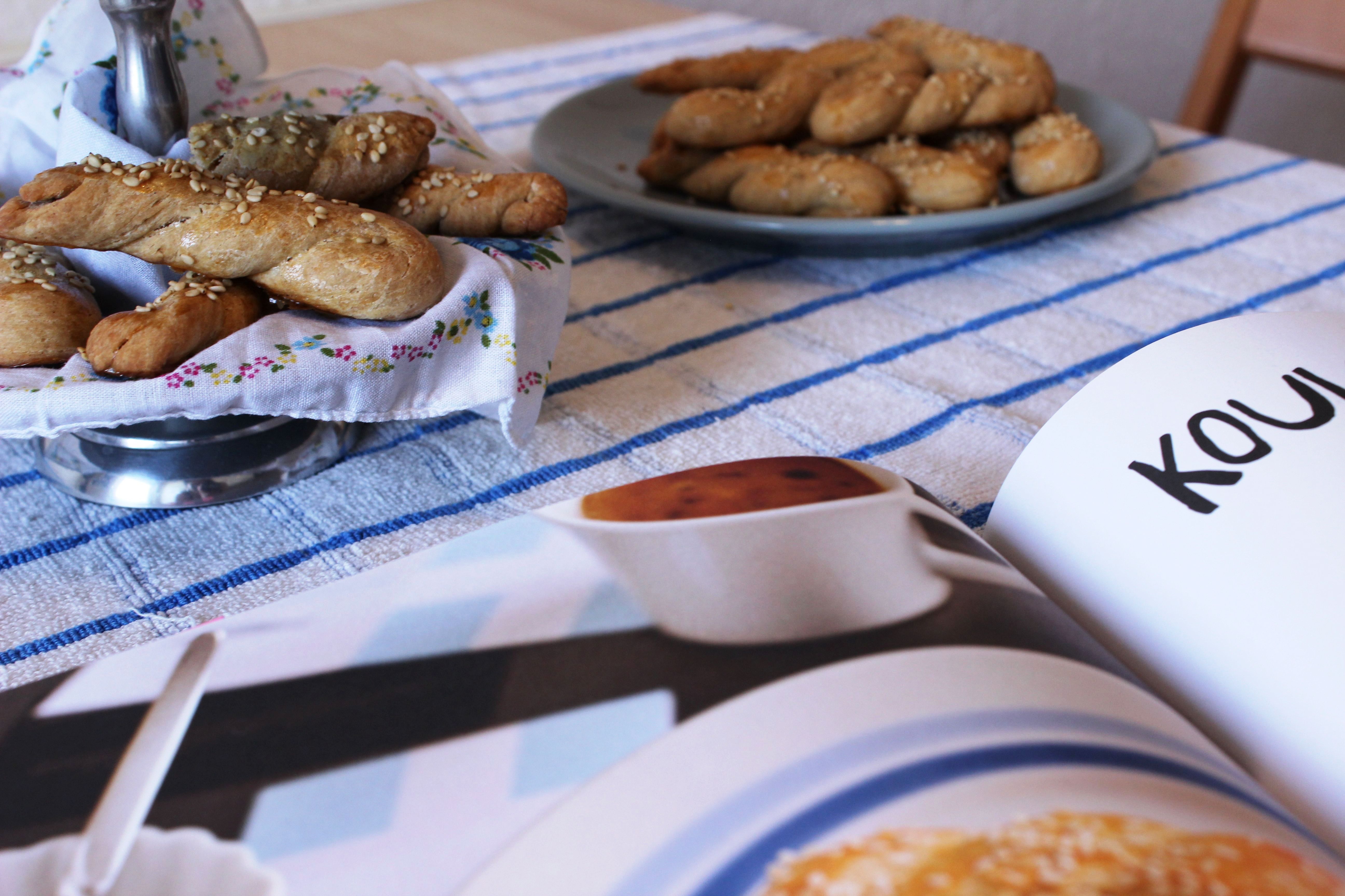 Koulourakia - Griechische Kordelkekse mit Sesam und O-Saft