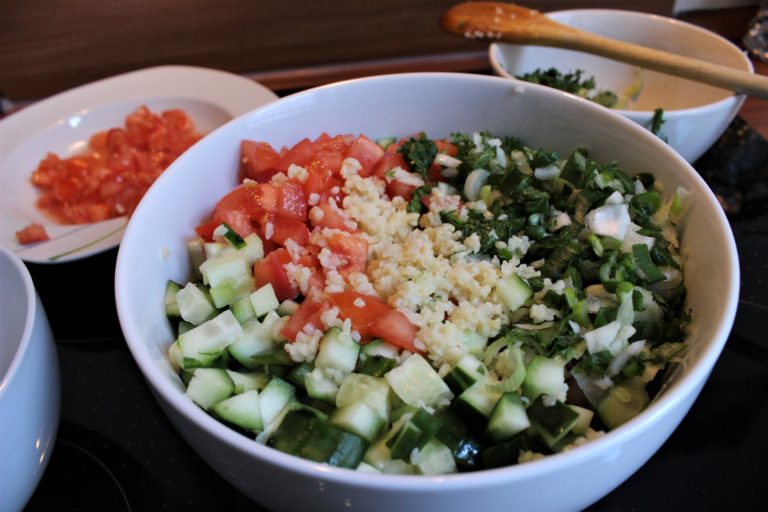 تبولة [Taboulé] - Libanesischer Bulgursalat mit frischen Kräutern