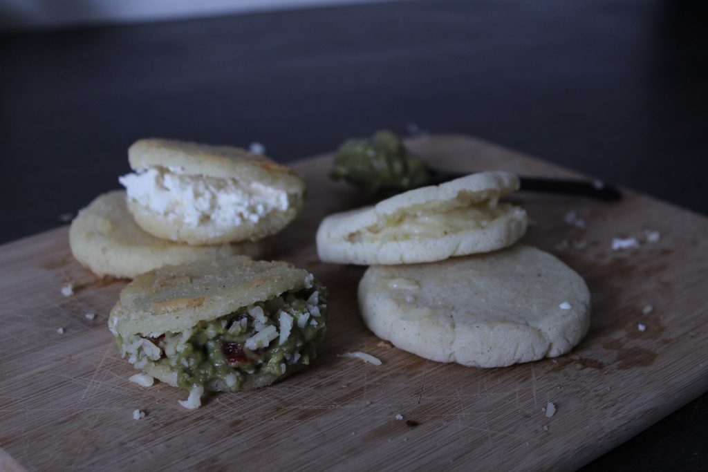 Arepas: Venezolanische Mini-Brötchen mit Käse und Guacamole