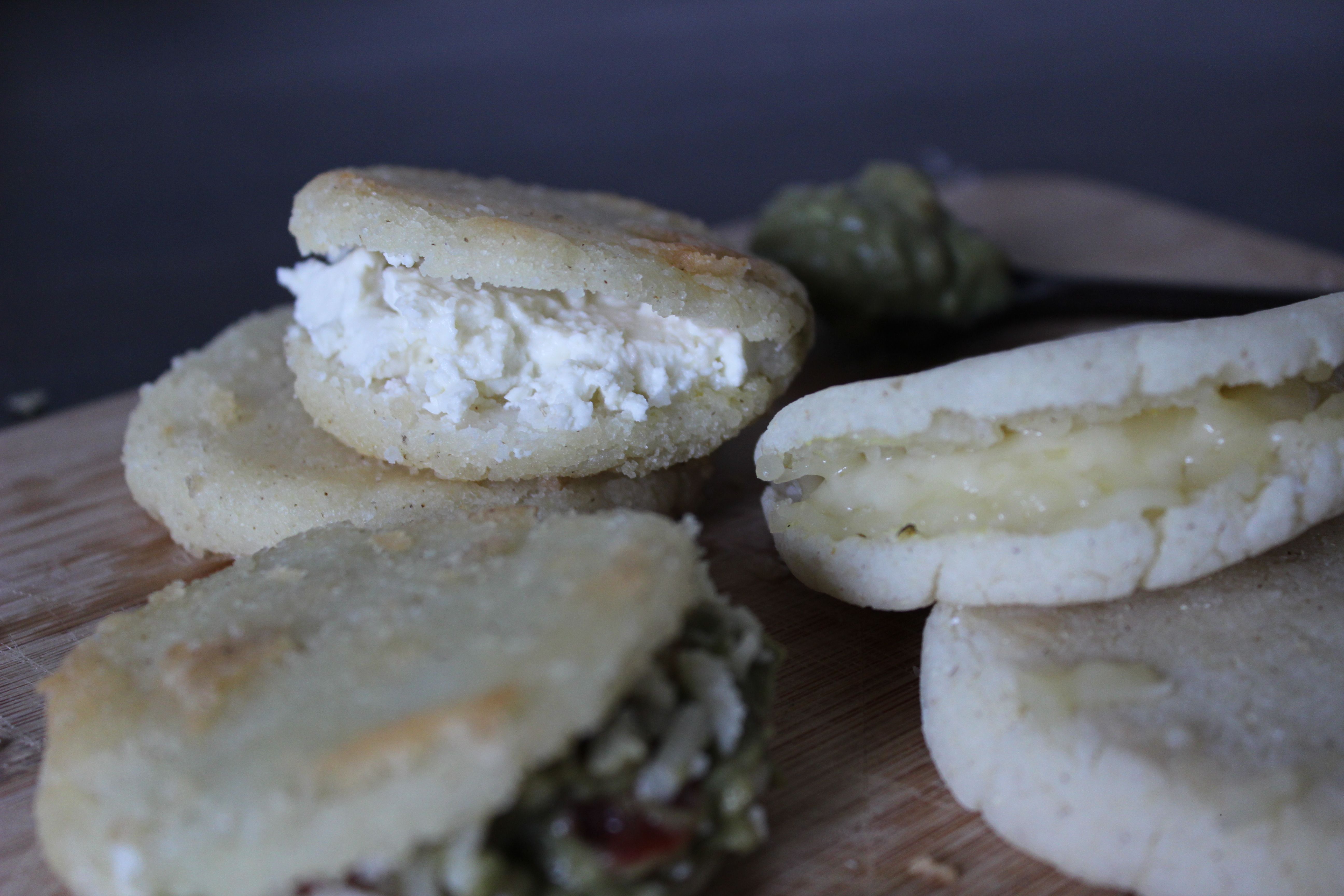 Arepas: Venezolanische Mini-Brötchen mit Käse und Guacamole