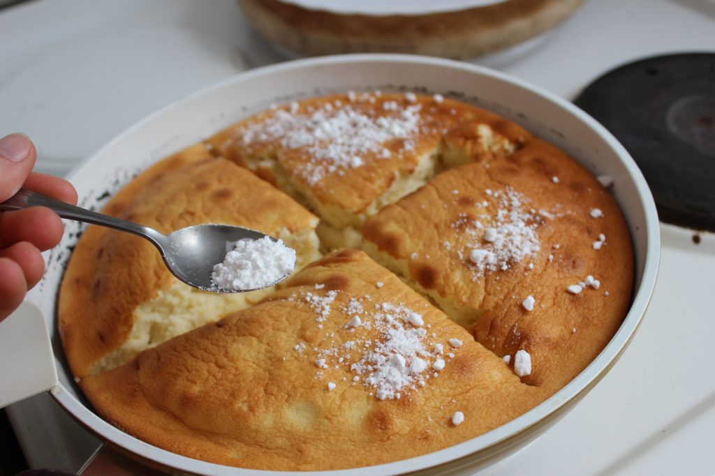 Österreichische Küche: Luftiger Kaiserschmarrn mit Kirschen