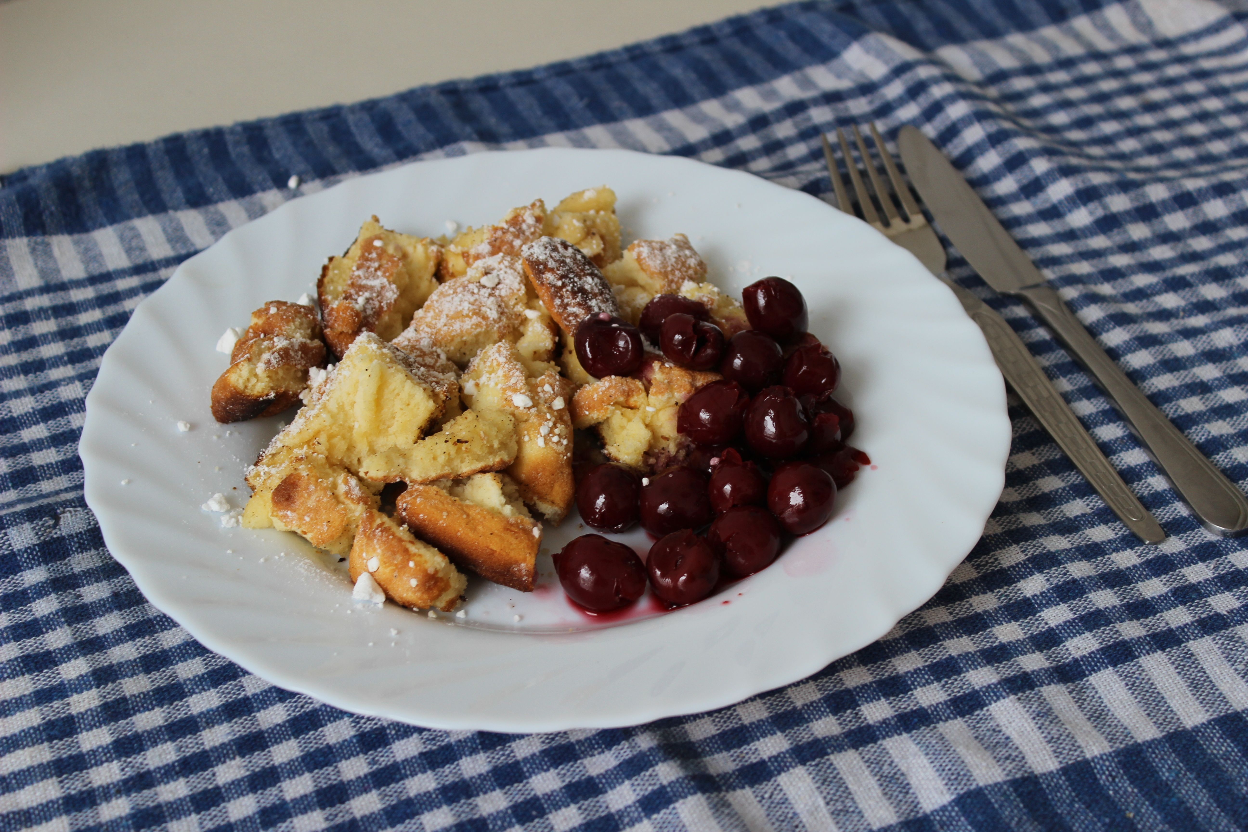 Österreichische Küche: Luftiger Kaiserschmarrn mit Kirschen