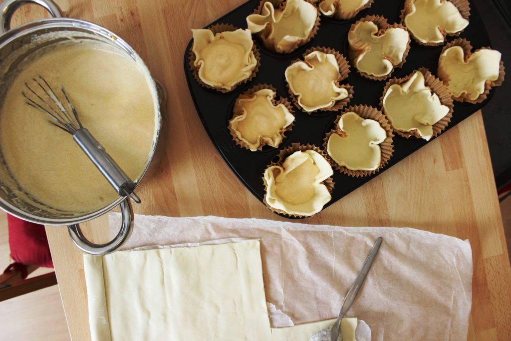 Melktert - Südafrikanische Milchtörtchen mit Zimt und Vanille Melktert - Südafrikanische Milchtörtchen mit Zimt und Vanille