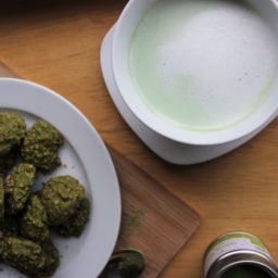 Aus Japan in meine Küche: Belebend-beruhigender Matcha-Tee für grüne Kekse und hippen Latte