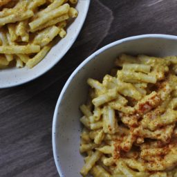 Vegane Mac and Cheese mit cremiger „Käsesauce“