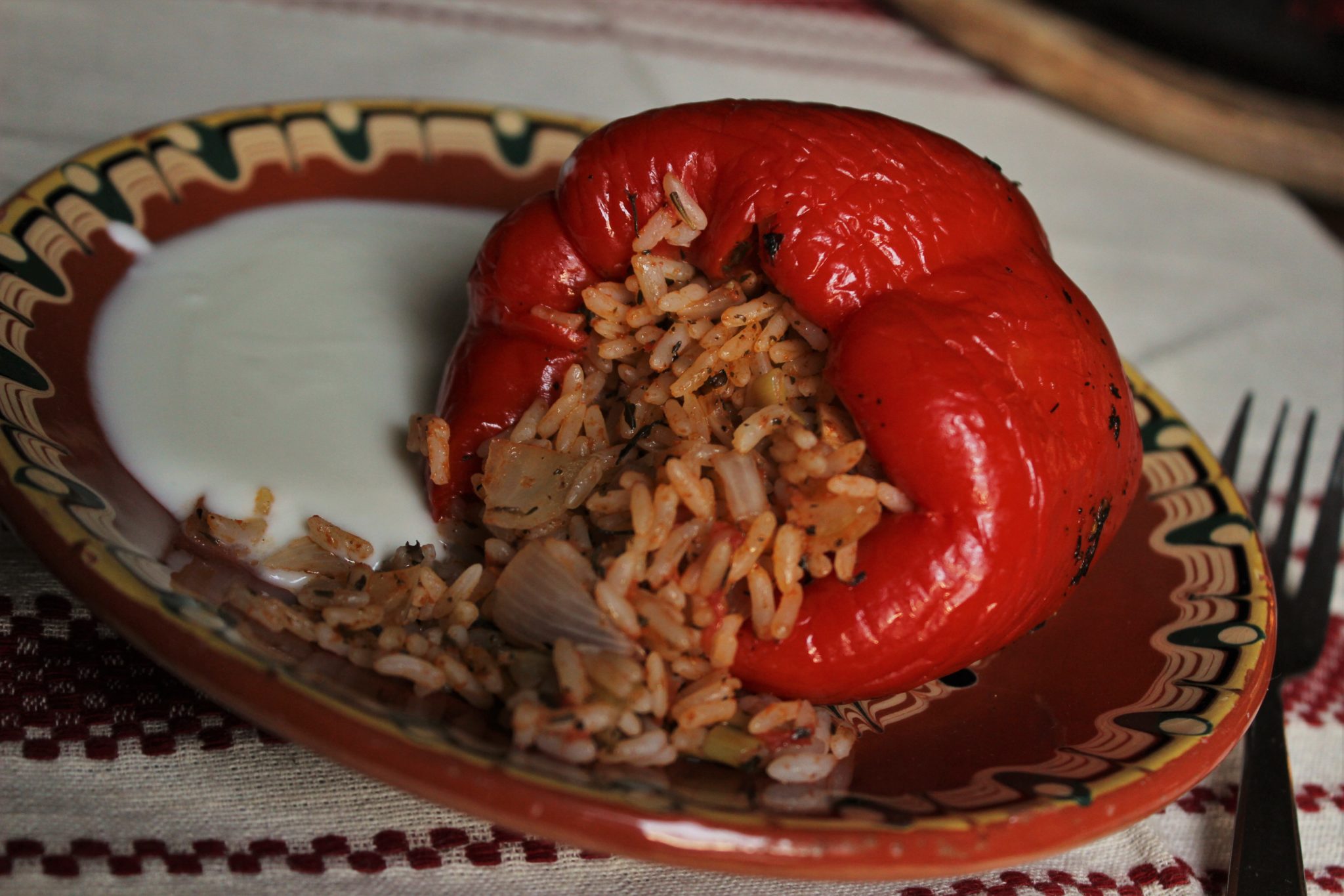 Orientalisches Dolma: Gefüllte Paprikaschoten mit Reis (vegan)